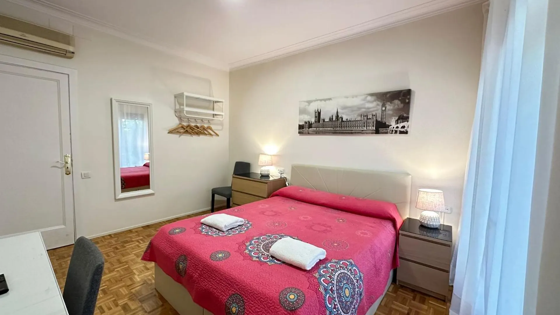 Habitaciones En La Calle Villaro contacts